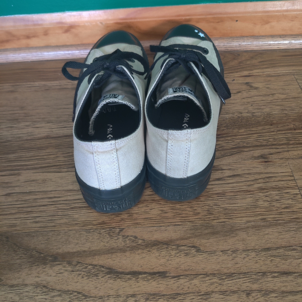 Converse Size 9.5/10 - Picture 4 of 8